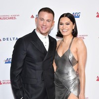 Jessie J pamer keseksian dalam balutan gaun silver berbelahan paha tinggi. Sementara Channing Tatum elegan dengan setelan jas hitam dan blouse kerah tinggi putih. Foto: Getty Images