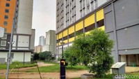 Kini Wisma Atlet bagaikan kota mati. Jalan-jalan setapak yang dulunya ramai lalu lalang para atlet kini kosong melompong. Petugas keamanan pun tak banyak berjaga.