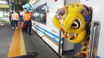 Barongsai Hibur Penumpang Kereta