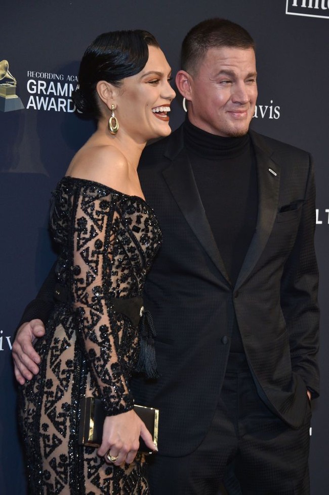 Sementara Channing Tatum tampil serba hitam dalam setelan jas dan celana, dipadu kaus turtle neck. Foto: Getty Images