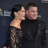 Sementara Channing Tatum tampil serba hitam dalam setelan jas dan celana, dipadu kaus turtle neck. Foto: Getty Images