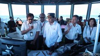 Menteri Perhubungan Budi Karya Sumadi bersama Direktur Utama Air Nav Novie Riyanto memantau pergerakan pesawat diRunway 3 Bandara Soekarno Hatta, Minggu (26/1).