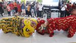 Barongsai Hibur Penumpang Kereta