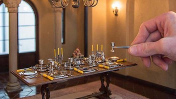 Toledo mengaku ia pertama kali jatuh cinta dengan dunia miniatur sekitar 20 tahun yang lalu. Foto: Chris Toledo/Bored Panda