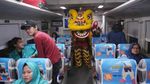 Barongsai Hibur Penumpang Kereta