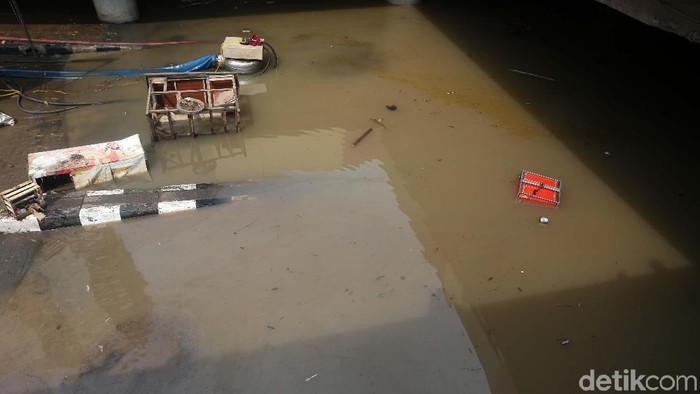 Banjir yang merendam underpass Kemayoran, Jakarta, belum juga surut. Begini kondisinya.