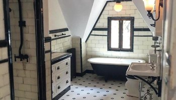 Dilihat sekilas kamar mandi bergaya klasik ini seperti ada di hotel mewah. Foto: Chris Toledo/Bored Panda