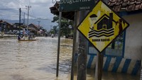 Sedikitnya 40 ribu jiwa dan tujuh ribu rumah dari lima kecamatan di kawasan Bandung Selatan tersebut terdampak banjir akibat luapan Citarum serta intensitas curah hujan yang tinggi.