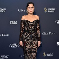 Jessie J tampil seksi dengan nude dress bahan lace berpotongan off-shoulder. Ia memadukan gaunnya dengan clutch hitam. Sementara wajahnya dipercantik dengan makeup bernuansa kecokelatan. Foto: Getty Images