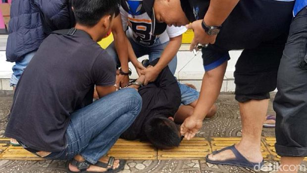 Aksi Santuy Tegar Gorok Sopir Angkot 'Tertangkap' Kamera Pengintai