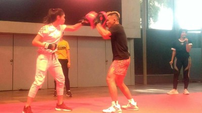 Serunya Pesepakbola Duel dengan Petarung MMA