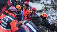 Selain jumlah korban tewas yang bertambah, Badan Penanggulangan Bencana dan Situasi Darurat Turki (AFAD) juga memperbaharui data korban luka-luka, di mana saat ini jumlahnya mencapai 1.243 orang. IHA via AP.