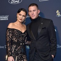 Pasangan yang berkencan pada Oktober 2018 itu kompak mengenakan busana hitam-hitam. Foto: Getty Images