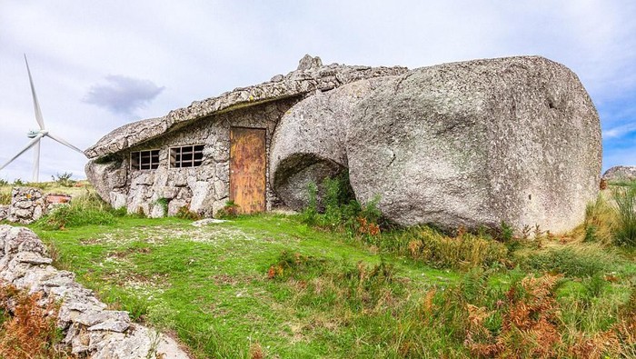 Rumah yang satu ini layaknya tempat tinggal manusia purba yang diukir dari susunan bebatuan raksasa. Begini penampakannya.
