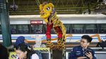 Barongsai Hibur Penumpang Kereta