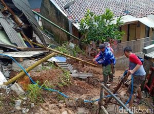 Bahayakan Dua Rumah Penduduk, Kios Ponsel di Lembang Dirobohkan