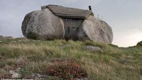 Rumah ini disusun dari empat batu granit yang menghadap ke lembah berpemandangan indah. Istimewa/dailymail.co.uk.