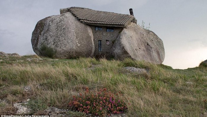 Rumah yang satu ini layaknya tempat tinggal manusia purba yang diukir dari susunan bebatuan raksasa. Begini penampakannya.