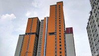 Wisma Atlet Kemayoran terdiri dari 10 tower yang terbagi atas tiga tower di Blok C-2 seluas 135.000 m2 dan tujuh tower di Blok D-10 seluas 333.700m2.