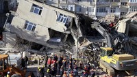 Ada puluhan gedung yang hancur. IHA via AP.