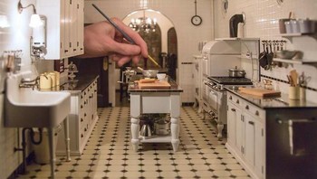 Ia mengaku selalu terkesima tiap melihat dunia miniatur di Disneyland. Foto: Chris Toledo/Bored Panda