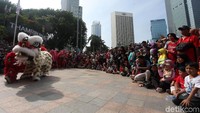 Mereka berkumpul di lokasi barongsai beraksi.