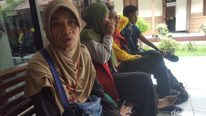 Ariyanto si Pendemo, keluarga dan pengacaranya. (Zunita/detikcom)