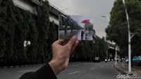 Di dalam Pergub, naturalisasi didefinisikan sebagai cara mengelola prasarana sumber daya air melalui konsep pengembangan ruang terbuka hijau dengan tetap memperhatikan kapasitas tampungan, fungsi pengendalian banjir, dan konservasi.
