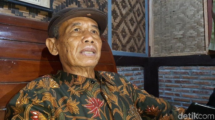 Ahmad Tohari meresmikan Umah Sastra Ahmad Tohari