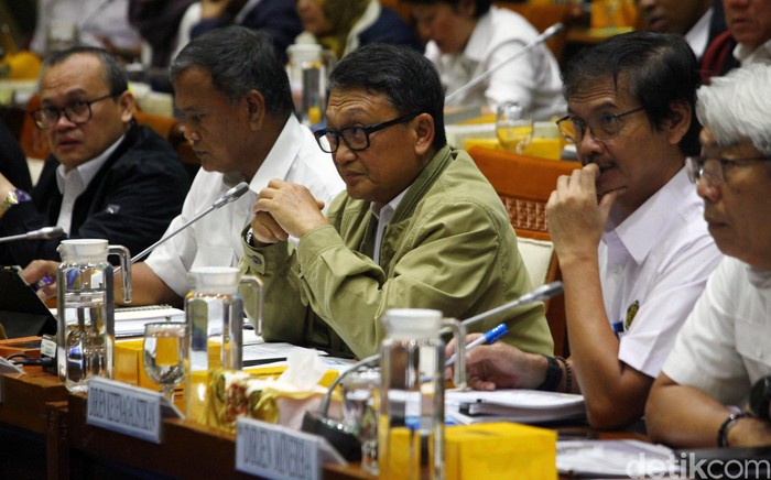 Komisi VII DPR RI menggelar rapat kerja bersama Menteri ESDM Arifin Tasrif. Salah satu hal yang dibahas dalam rapat ituadalah wacana kenaikan harga elpiji 3 kg.