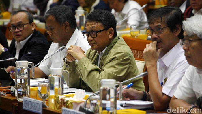Komisi VII DPR RI menggelar rapat kerja bersama Menteri ESDM Arifin Tasrif. Salah satu hal yang dibahas dalam rapat ituadalah wacana kenaikan harga elpiji 3 kg.