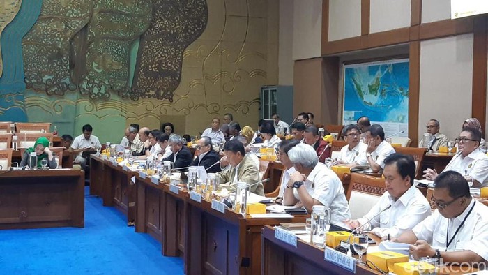 Subsidi Elpiji 3 kg akan dicabut pertengahan tahun ini. Pemerintah tak lagi memberikan subsidi pada barang melainkan langsung ke penerima manfaat.