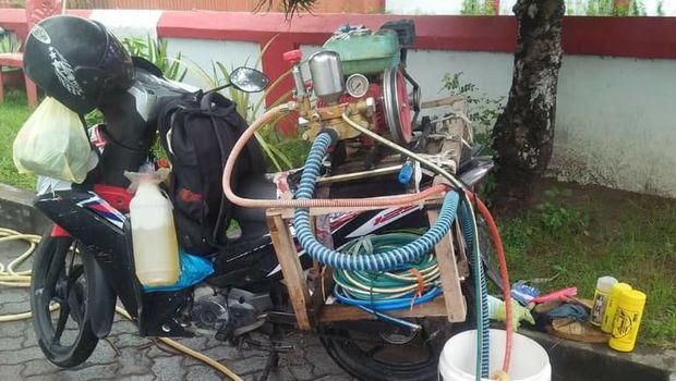 Kisah Tukang Cuci Keliling di Sulsel, Taruh Kompresor Air di Kepala