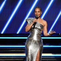 Alicia Keys sudah mahir bermain piano di usia 6 tahun. Di usia semuda itu, musisi favoritnya adalah Beethoven, Mozart, Chopin dan Satie. Penyanyi dengan IQ 154 ini merupakan lulusan dengan nilai tertinggi di sekolahnya dan menyelesaikan SMA di usia 16 tahun. Sempat kuliah di Universitas Columbia, Alicia keluar demi fokus penuh di dunia musik. Foto: Kevin Winter/Getty Images for The Recording Academy