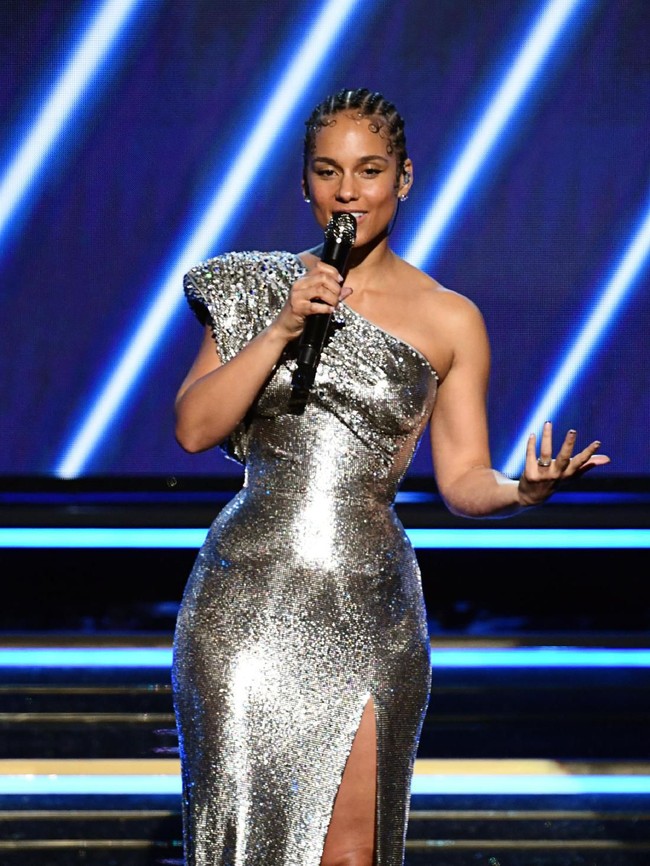 Alicia Keys sudah mahir bermain piano di usia 6 tahun. Di usia semuda itu, musisi favoritnya adalah Beethoven, Mozart, Chopin dan Satie. Penyanyi dengan IQ 154 ini merupakan lulusan dengan nilai tertinggi di sekolahnya dan menyelesaikan SMA di usia 16 tahun. Sempat kuliah di Universitas Columbia, Alicia keluar demi fokus penuh di dunia musik. Foto: Kevin Winter/Getty Images for The Recording Academy