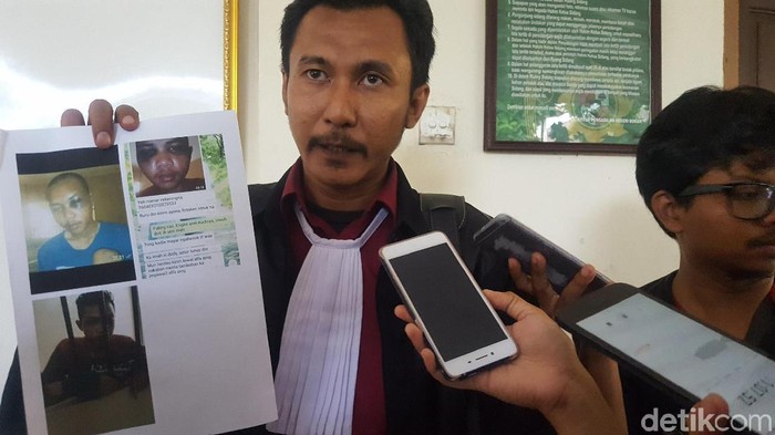 Ariyanto si Pendemo, keluarga dan pengacaranya. (Zunita/detikcom)