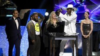 Ia pun berhasil mendapatkan piala dalam melalui kategori Best Music Video dengan lagu Old Town Road. Timothy Norris/Getty Images
