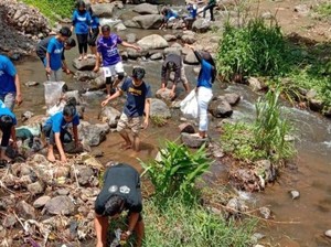 Cegah Banjir, Komunitas dan Suporter Bola Bersihkan Sungai di Ciamis