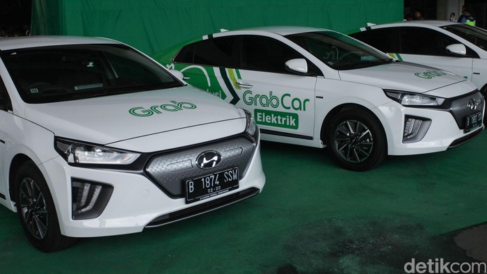 Menteri Perhubungan Budi Karya Sumadi menjadi salah satu orang pertama di Indonesia yang menjajal mobil listrik Hyundai IONIQ. Yuk, intip foto-fotonya.