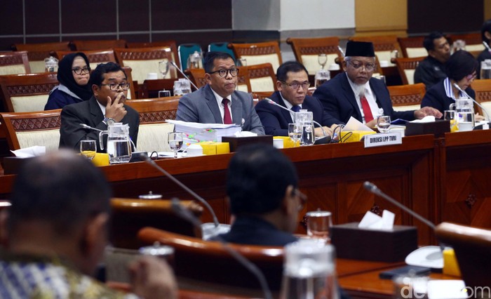 Komisi I DPR-Direksi TVRI Bahas Pemecatan Helmy Yahya Apni mengatakan Direksi TVRI telah bekerja sesuai dengan indikator yang ditetapkan Dewas. Namun, tetap saja penilaian Dewas terhadap Direksi hanya pada level cukup.