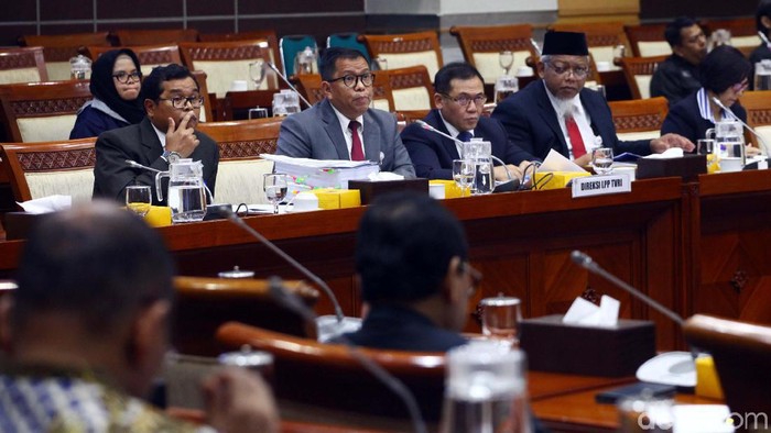 Komisi I DPR-Direksi TVRI Bahas Pemecatan Helmy Yahya Apni mengatakan Direksi TVRI telah bekerja sesuai dengan indikator yang ditetapkan Dewas. Namun, tetap saja penilaian Dewas terhadap Direksi hanya pada level cukup.