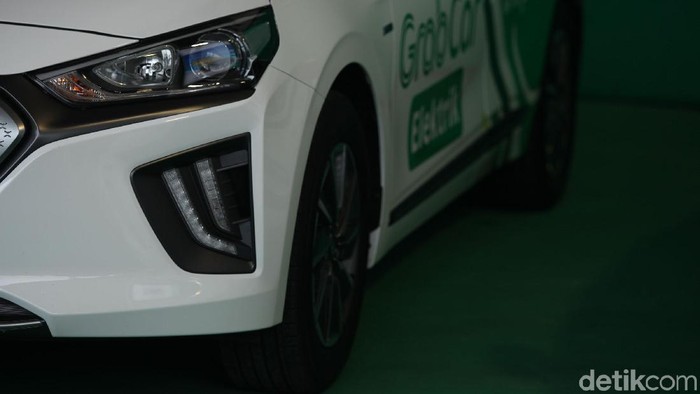 GrabCar Elektrik resmi diluncurkan di Terminal 3, Bandara Soekarno-Hatta, Tangerang, Senin (27/1). Yuk, jajal sedan ramah lingkungan ini.