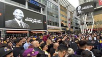 Sosok Kobe Bryant memang melegenda. Pria yang kini berusia 41 tahun itu cuma membela Los Angeles Lakers sepanjang kariernya sejak 1996 hingga 2016, dan menyumbang 5 gelar juara NBA, dua medali emas Olimpiade untuk AS, dan menyabet penghargaan MVP pada 2008. Keith Birmingham/The Orange County Register via AP.
