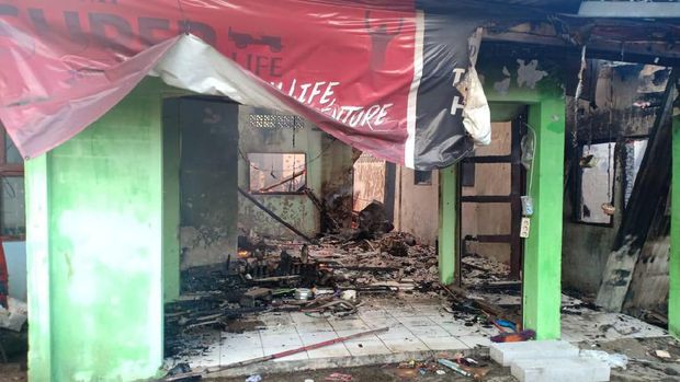 Kebakaran di Jaksel Jadi Tontonan, Warga Berkerumun hingga Pinggir Rel