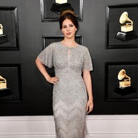 Penampilan Lana Del Rey terlalu polos dan terlihat membosankan. Gaun dengan aksen kristal dan glitter ini membuat dia tampak lebih tua dari usia sebenarnya. Foto: Frazer Harrison/Getty Images