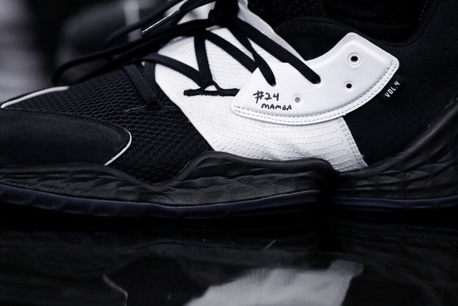 Kyle Lowry, bintang Toronto Raptors, memakai sneakers putih-hitam dengan tulisan #24 Mamba untuk mengenang Kobe Bryant di pertandingan melawan San Antonio Spurs di San Antonio, Minggu (26/1/2020). (Foto: AP Photo/Eric Gay)
