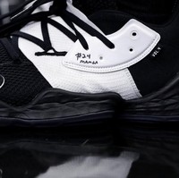 Kyle Lowry, bintang Toronto Raptors, memakai sneakers putih-hitam dengan tulisan #24 Mamba untuk mengenang Kobe Bryant di pertandingan melawan San Antonio Spurs di San Antonio, Minggu (26/1/2020). (Foto: AP Photo/Eric Gay)