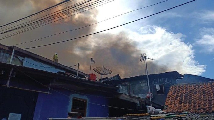 Sudah 1 Jam, Api di Permukiman Peninggaran Timur Jaksel Belum Padam