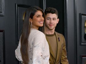 Priyanka Chopra Pakai Nail Art Nomor Punggung Kobe Bryant di Grammy 2020