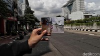 Salah satu penerapan naturalisasi di sungai adalah menggunakan bronjong batu kali untuk turap sungai. Bukan menggunakan betonisasi di bantaran sungai atau kali.